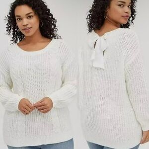 Torrid 3x White Sweater with Bow Detail. Great Condition. sexy soft warm!